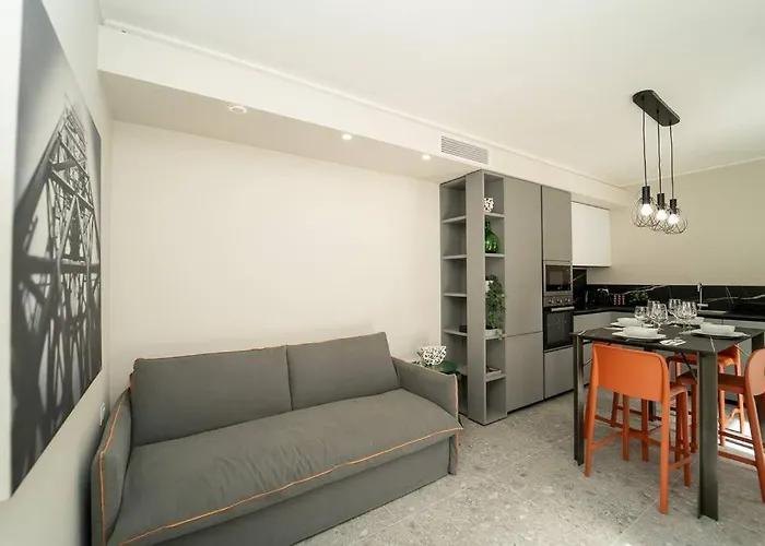 2 Min From The Cathedral With Private Parking 아파트 *