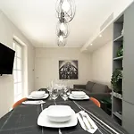 2 Min From The Cathedral With Private Parking Lägenhet
